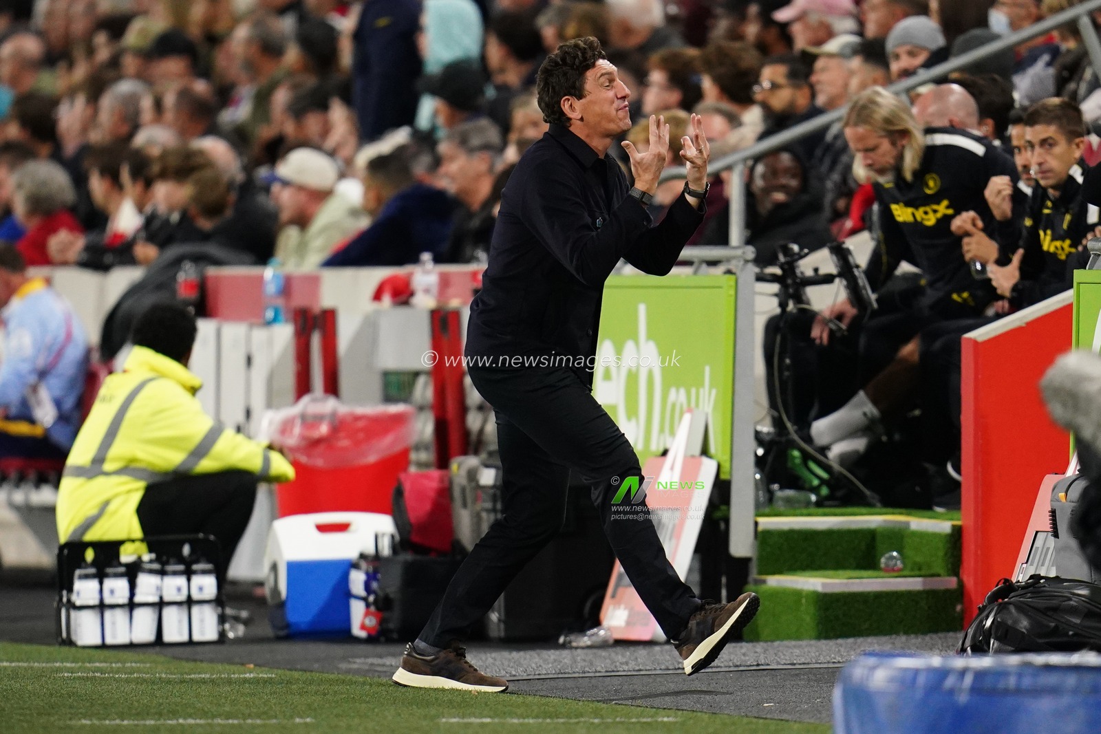 Keith Andrews manager of Brentford during the Premier League match Brentford vs Chelsea at GTECH Community Stadium, London, United Kingdom on 18 September 2026

(Photo by Harvey Murphy/News Images)