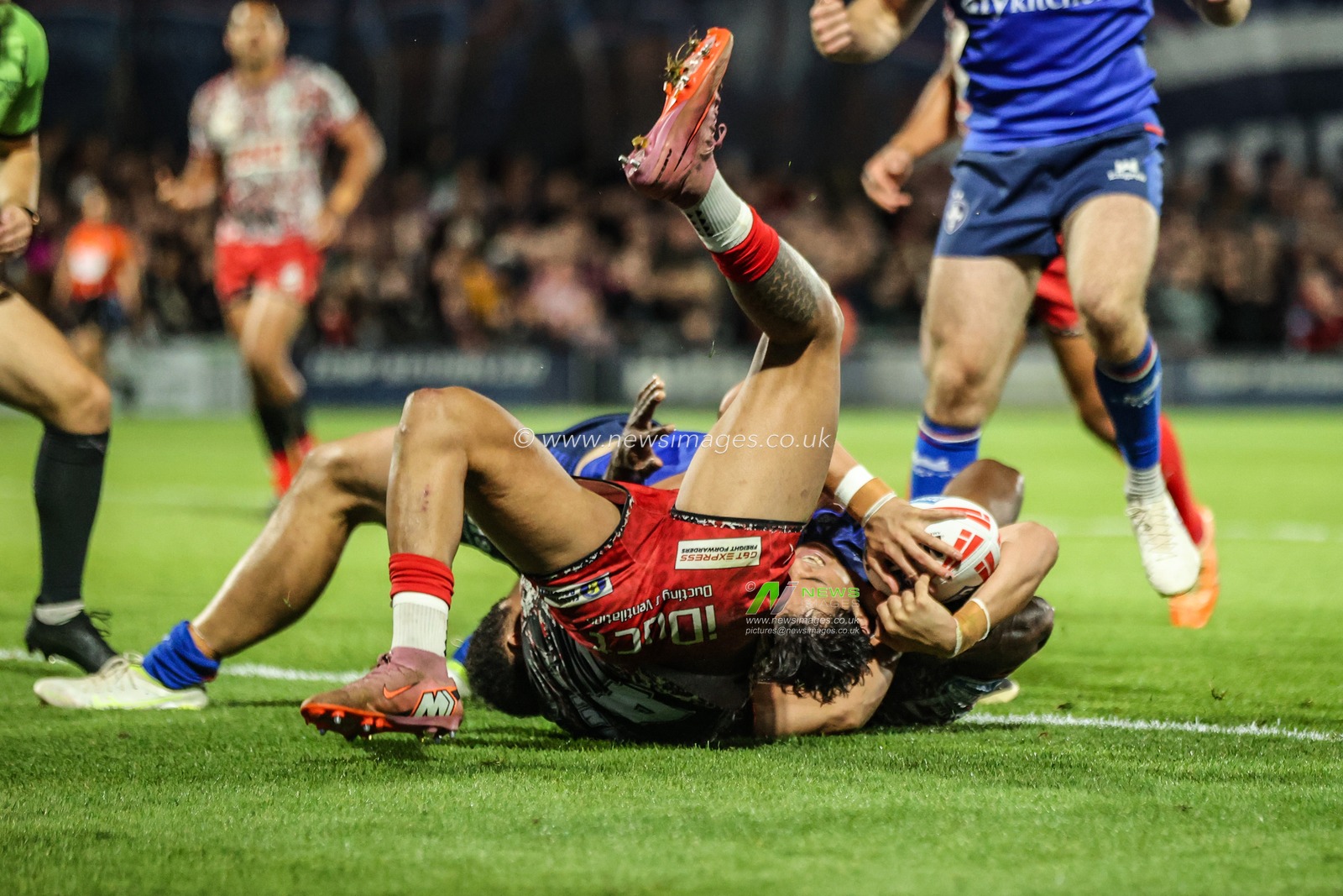 Isaiah Vagana of Wakefield Trinity goes over for a try during the Betfred Super League Play-off Eliminator round match Wakefield Trinity vs Leigh Leopards at DIY Kitchens Stadium, Wakefield, United Kingdom on 18 September 2026

(Photo by Alfie Cosgrove/News Images)