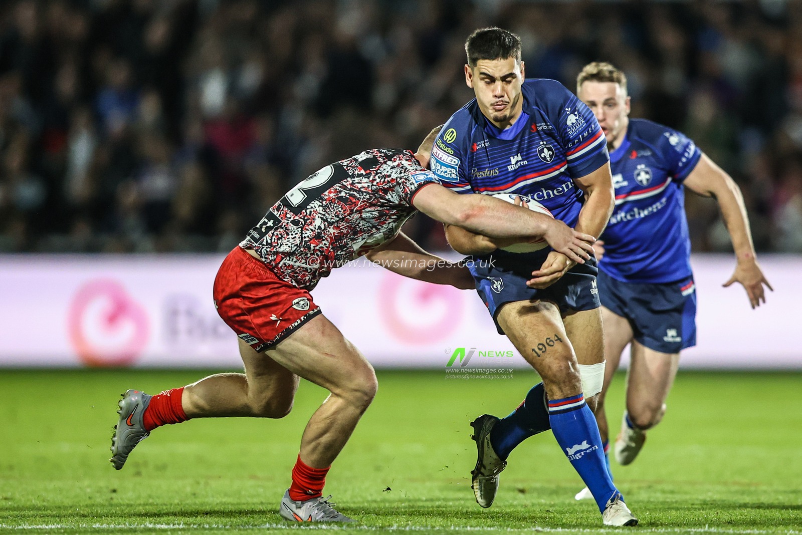 Caleb Hamlin-Uele of Wakefield Trinity is tackled by Jack Hughes of Leigh Leopards during the Betfred Super League Play-off Eliminator round match Wakefield Trinity vs Leigh Leopards at DIY Kitchens Stadium, Wakefield, United Kingdom on 18 September 2026

(Photo by Alfie Cosgrove/News Images)