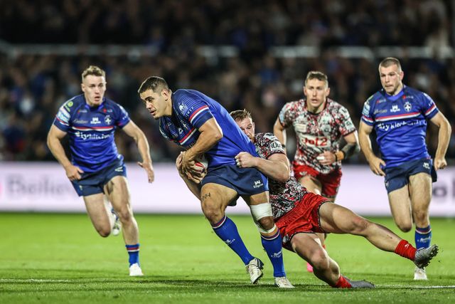 Caleb Hamlin-Uele of Wakefield Trinity is tackled by Jack Hughes of Leigh Leopards during the Betfred Super League Play-off Eliminator round match Wakefield Trinity vs Leigh Leopards at DIY Kitchens Stadium, Wakefield, United Kingdom on 18 September 2026

(Photo by Alfie Cosgrove/News Images)