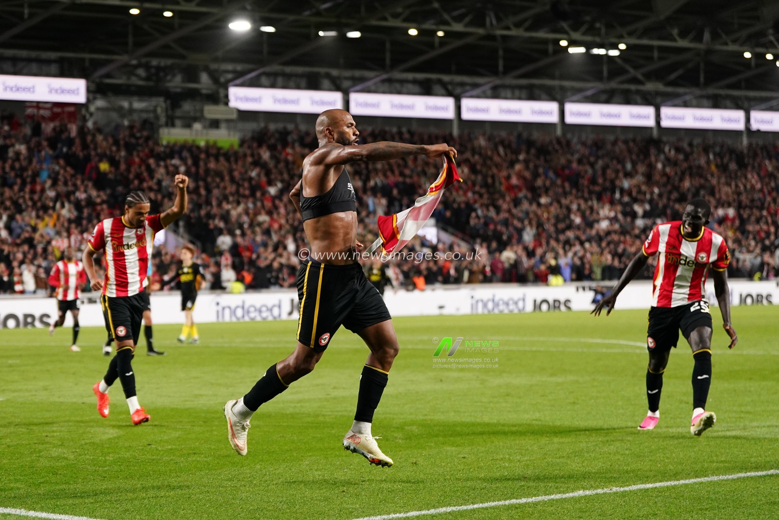 Igor Thiago of Brentford celebrates his goal to make it 2-0 during the Premier League match Brentford vs Chelsea at GTECH Community Stadium, London, United Kingdom on 18 September 2026

(Photo by Harvey Murphy/News Images)