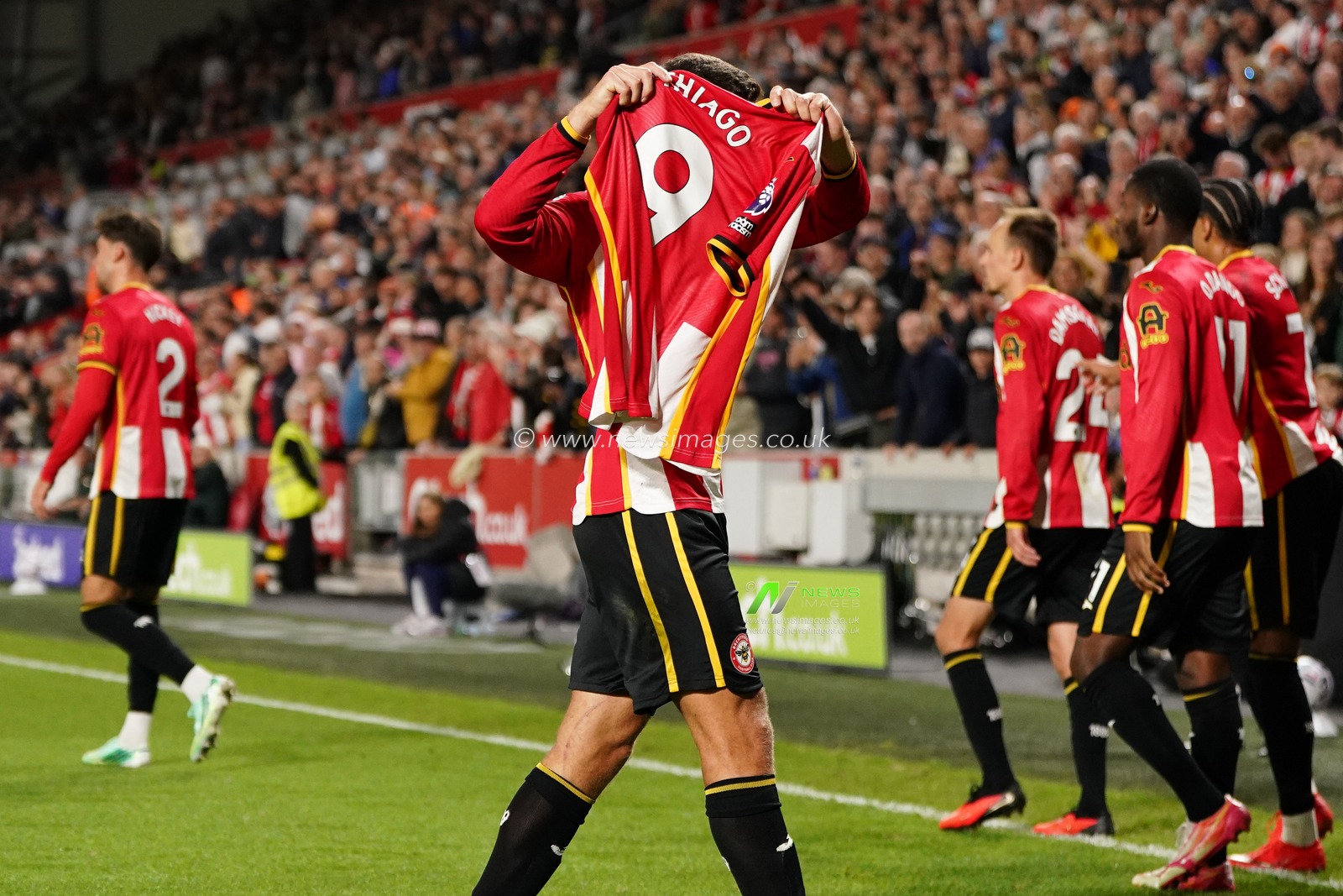 The shirt of Igor Thiago of Brentford is held as he makes it 2-0 during the Premier League match Brentford vs Chelsea at GTECH Community Stadium, London, United Kingdom on 18 September 2026

(Photo by Harvey Murphy/News Images)