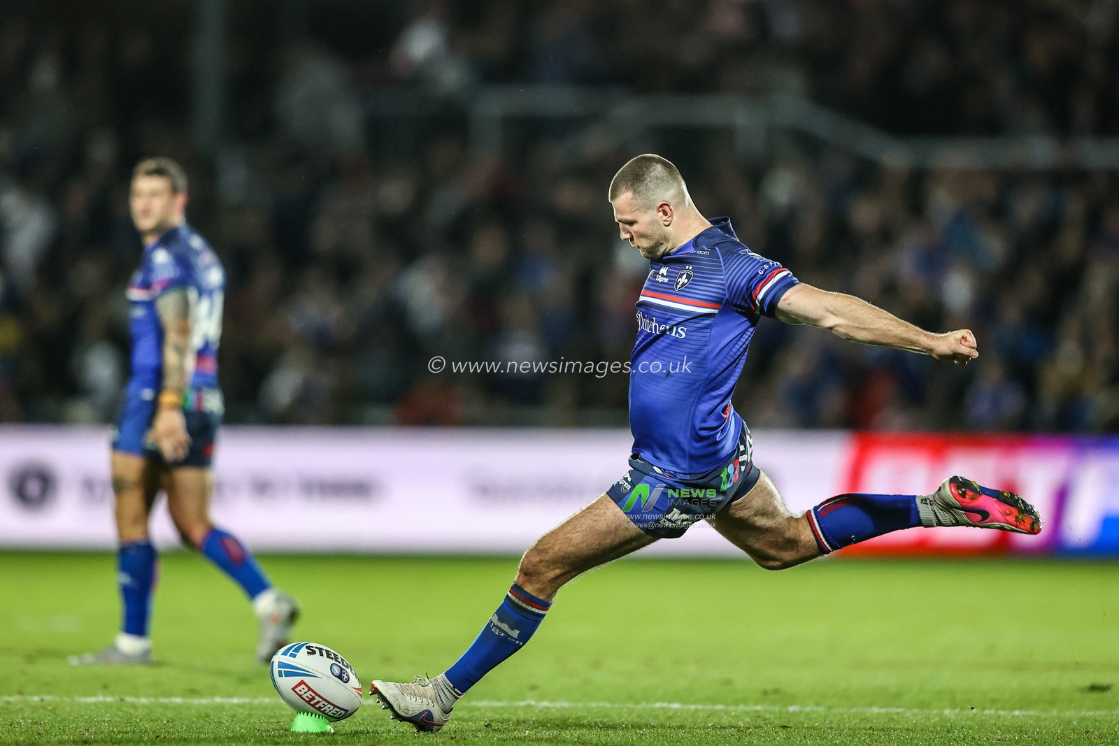 Max Jowitt of Wakefield Trinity scores a penalty during the Betfred Super League Play-off Eliminator round match Wakefield Trinity vs Leigh Leopards at DIY Kitchens Stadium, Wakefield, United Kingdom on 18 September 2026

(Photo by Alfie Cosgrove/News Images)