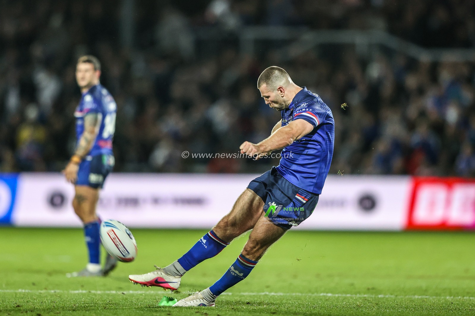 Max Jowitt of Wakefield Trinity scores a penalty during the Betfred Super League Play-off Eliminator round match Wakefield Trinity vs Leigh Leopards at DIY Kitchens Stadium, Wakefield, United Kingdom on 18 September 2026

(Photo by Alfie Cosgrove/News Images)