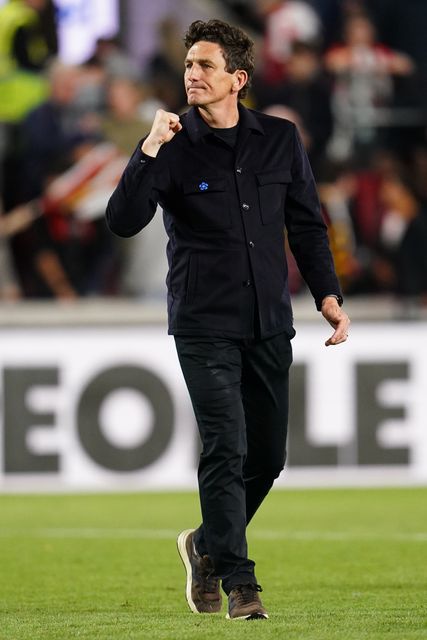 Keith Andrews manager of Brentford celebrates win with home support during the Premier League match Brentford vs Chelsea at GTECH Community Stadium, London, United Kingdom on 18 September 2026

(Photo by Harvey Murphy/News Images)