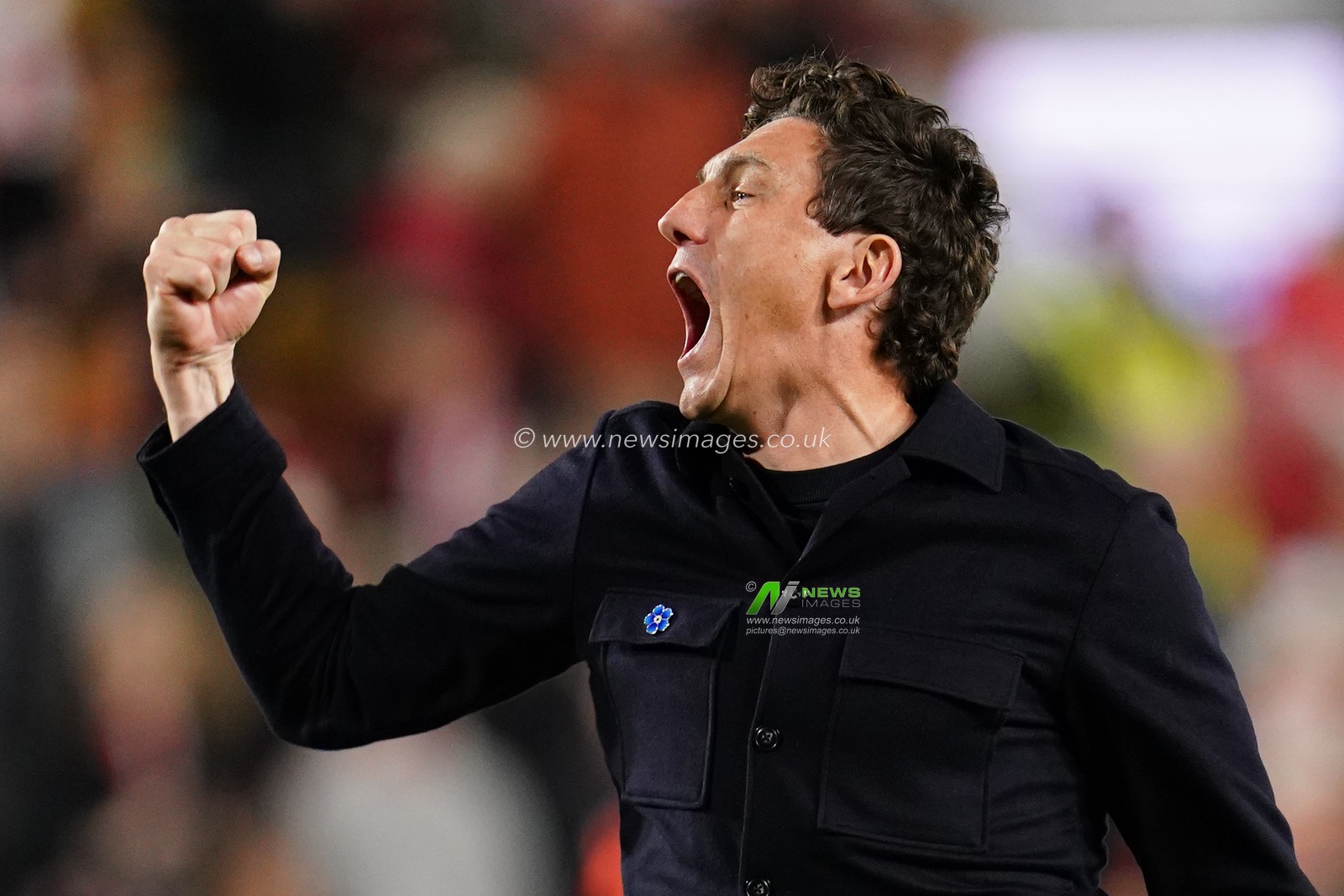 Keith Andrews manager of Brentford celebrates win at full time with home support during the Premier League match Brentford vs Chelsea at GTECH Community Stadium, London, United Kingdom on 18 September 2026

(Photo by Harvey Murphy/News Images)