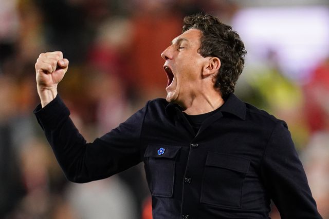 Keith Andrews manager of Brentford celebrates win at full time with home support during the Premier League match Brentford vs Chelsea at GTECH Community Stadium, London, United Kingdom on 18 September 2026

(Photo by Harvey Murphy/News Images)