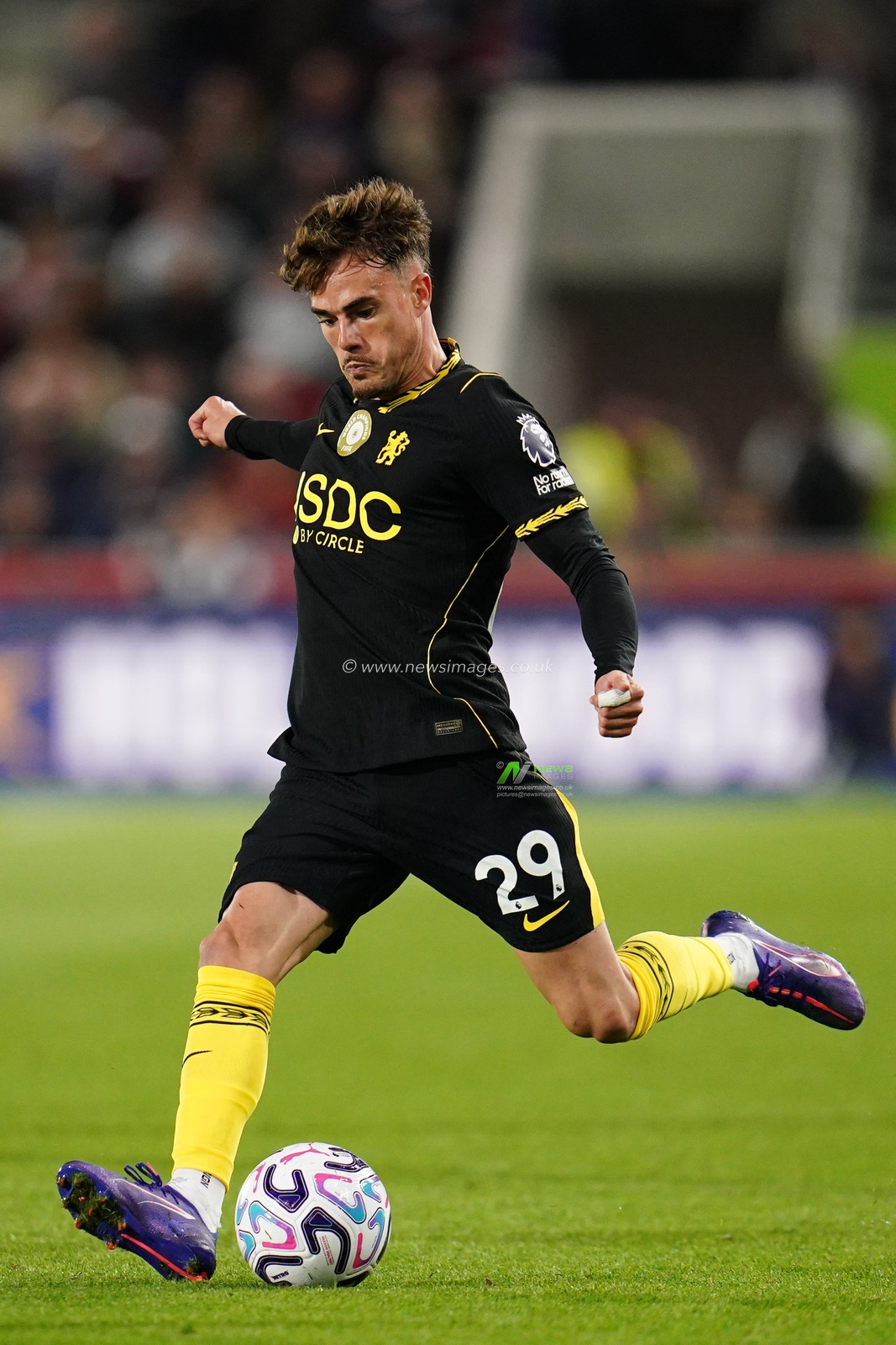 Pep Chavarria of Chelsea with the ball during the Premier League match Brentford vs Chelsea at GTECH Community Stadium, London, United Kingdom on 18 September 2026

(Photo by Harvey Murphy/News Images)