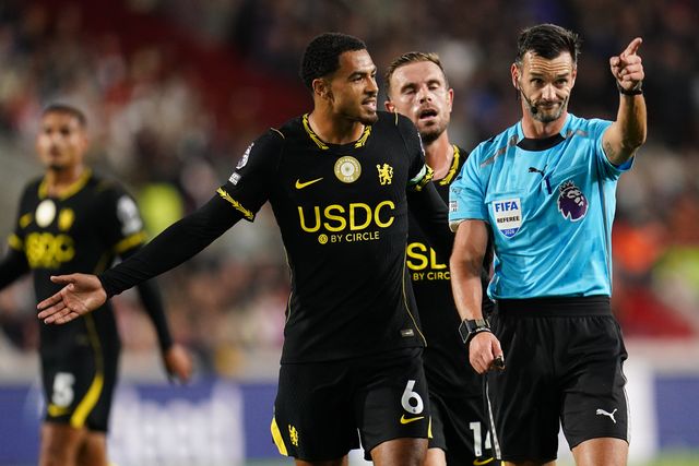 Chelsea players and referee Andrew Madley during the Premier League match Brentford vs Chelsea at GTECH Community Stadium, London, United Kingdom on 18 September 2026

(Photo by Harvey Murphy/News Images)