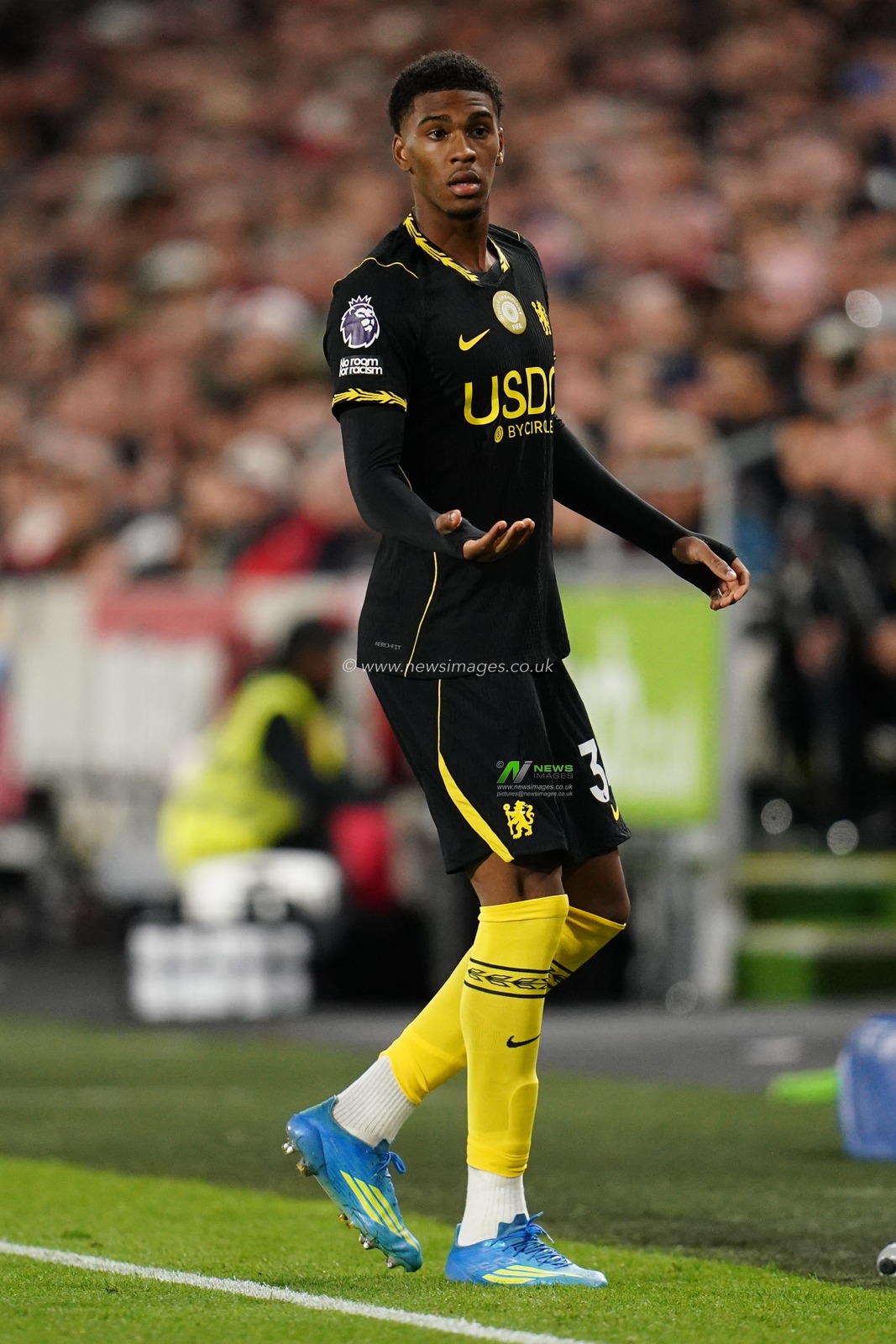 Josh Acheampong of Chelsea during the Premier League match Brentford vs Chelsea at GTECH Community Stadium, London, United Kingdom on 18 September 2026

(Photo by Harvey Murphy/News Images)