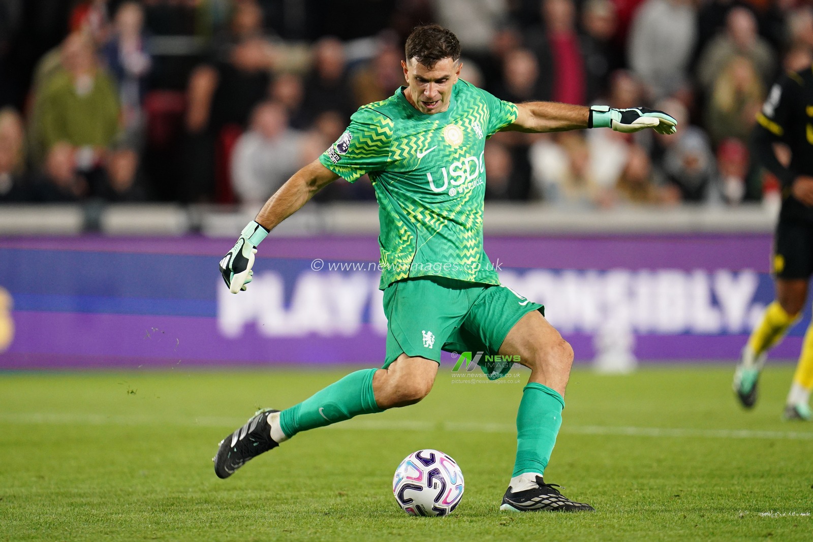 Chelsea goalkeeper Emiliano Martinez during the Premier League match Brentford vs Chelsea at GTECH Community Stadium, London, United Kingdom on 18 September 2026

(Photo by Harvey Murphy/News Images)