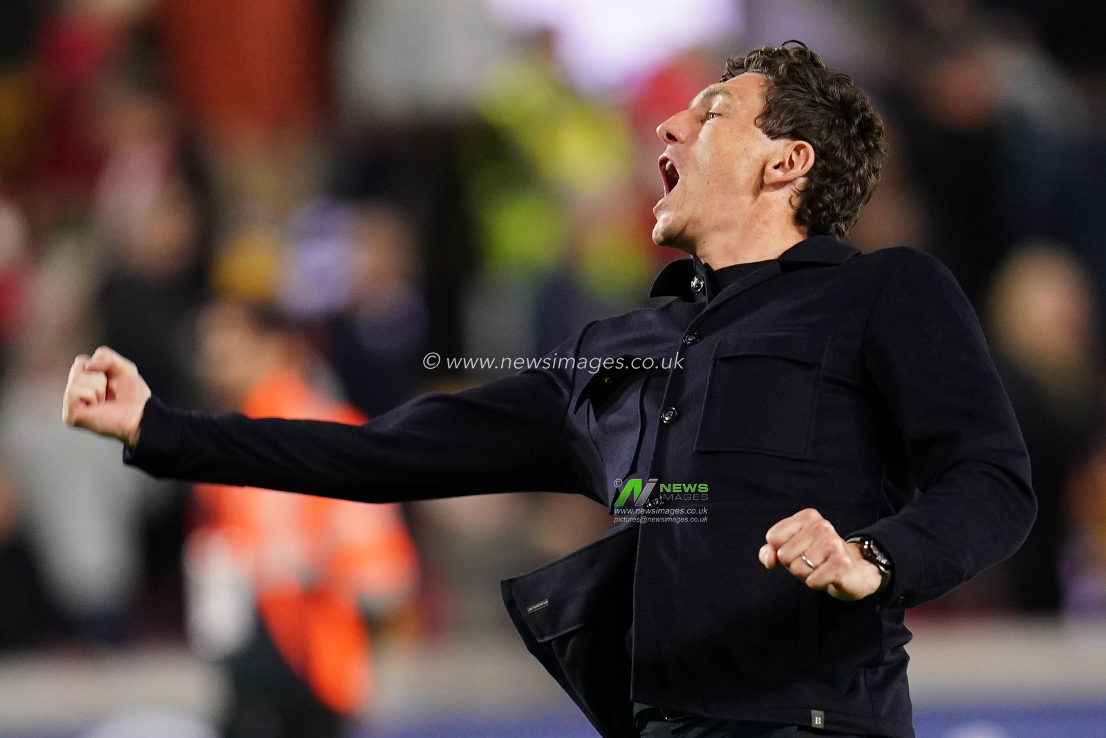 Keith Andrews manager of Brentford celebrates 3-0 win with home support during the Premier League match Brentford vs Chelsea at GTECH Community Stadium, London, United Kingdom on 18 September 2026

(Photo by Harvey Murphy/News Images)