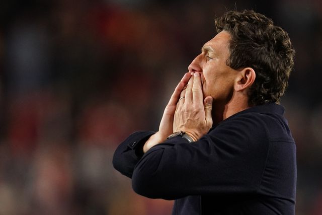 Keith Andrews manager of Brentford blows kiss to his support during the Premier League match Brentford vs Chelsea at GTECH Community Stadium, London, United Kingdom on 18 September 2026

(Photo by Harvey Murphy/News Images)
