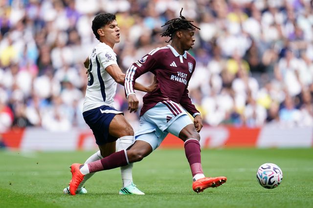 Mateus Fernandes of Tottenham Hotspur and Johan Manzambi of Aston Villa during the Premier League match Tottenham Hotspur vs Aston Villa at Tottenham Hotspur Stadium, London, United Kingdom on 19 September 2026

(Photo by Harvey Murphy/News Images)