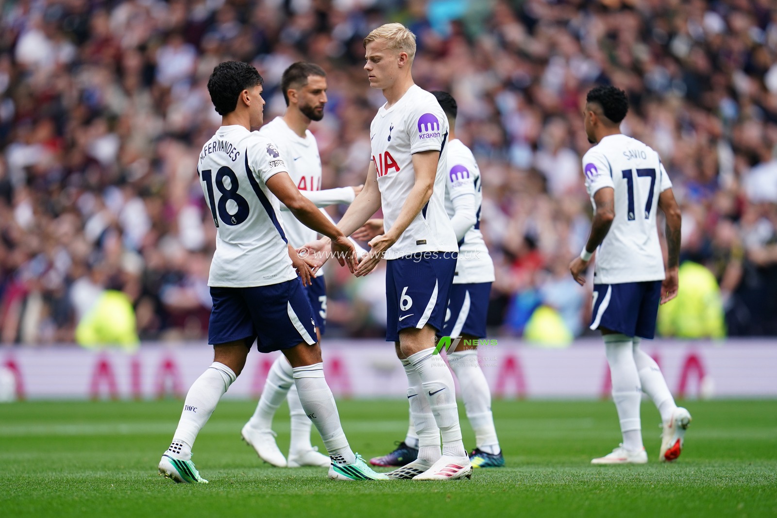 Tottenham players ahead of kick off during the Premier League match Tottenham Hotspur vs Aston Villa at Tottenham Hotspur Stadium, London, United Kingdom on 19 September 2026

(Photo by Harvey Murphy/News Images)