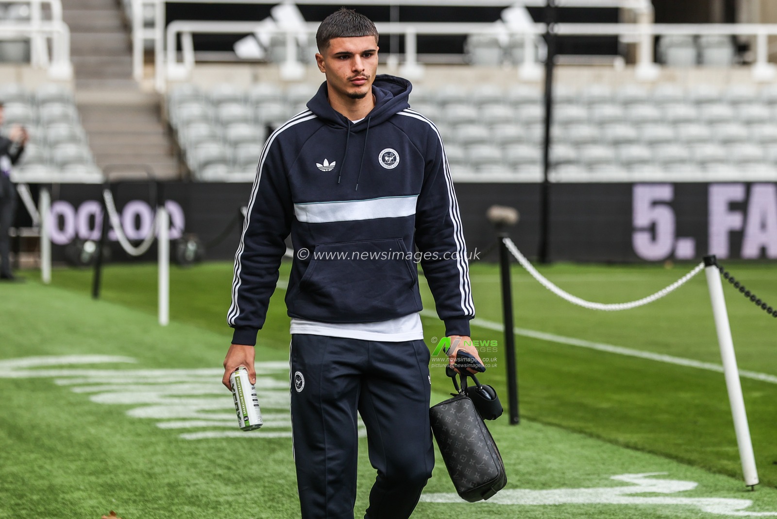 Matias Fernandez-Pardo of Newcastle United arrives during the Premier League match Newcastle Untied vs Hull City at St. James's Park, Newcastle, United Kingdom on 19 September 2026

(Photo by Alfie Cosgrove/News Images)