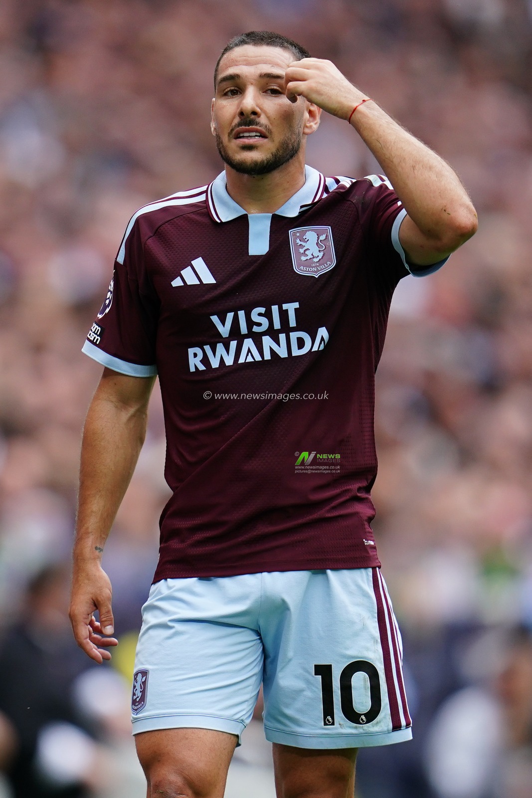 Emi Buendia of Aston Villa during the Premier League match Tottenham Hotspur vs Aston Villa at Tottenham Hotspur Stadium, London, United Kingdom on 19 September 2026

(Photo by Harvey Murphy/News Images)