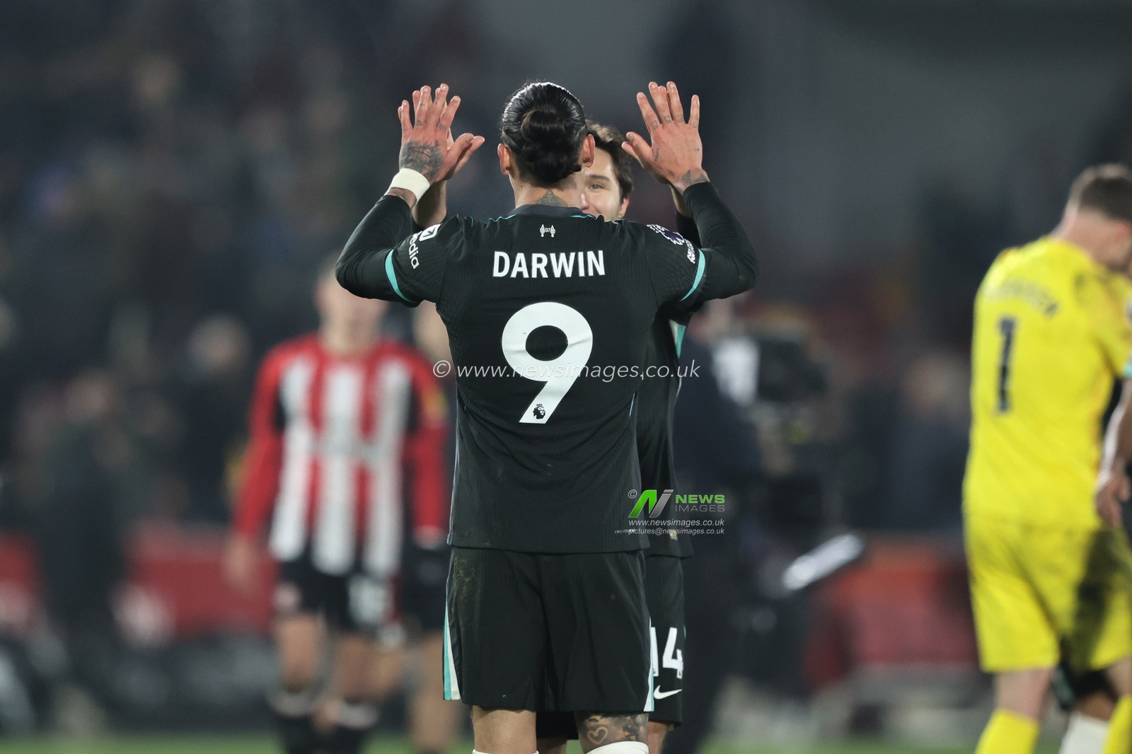 Darwin NÃºÃ±ez of Liverpool gives Federico Chiesa of Liverpool a high five after the game during the Premier League match Brentford vs Liverpool at The Gtech Community Stadium, London, United Kingdom, 18th January 2025

(Photo by Alfie Cosgrove/News Images)