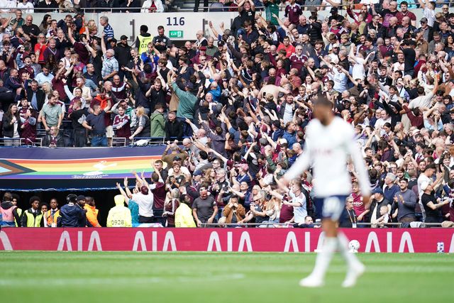 Aston Villa fans celebrate third goal during the Premier League match Tottenham Hotspur vs Aston Villa at Tottenham Hotspur Stadium, London, United Kingdom on 19 September 2026

(Photo by Harvey Murphy/News Images)