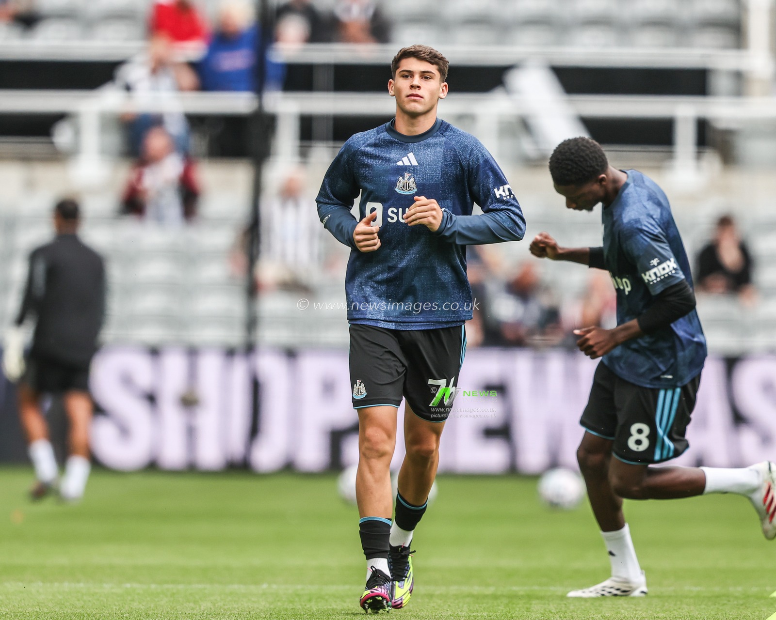 Mason Miley of Newcastle United in the pregame warmup session during the Premier League match Newcastle Untied vs Hull City at St. James's Park, Newcastle, United Kingdom on 19 September 2026

(Photo by Alfie Cosgrove/News Images)