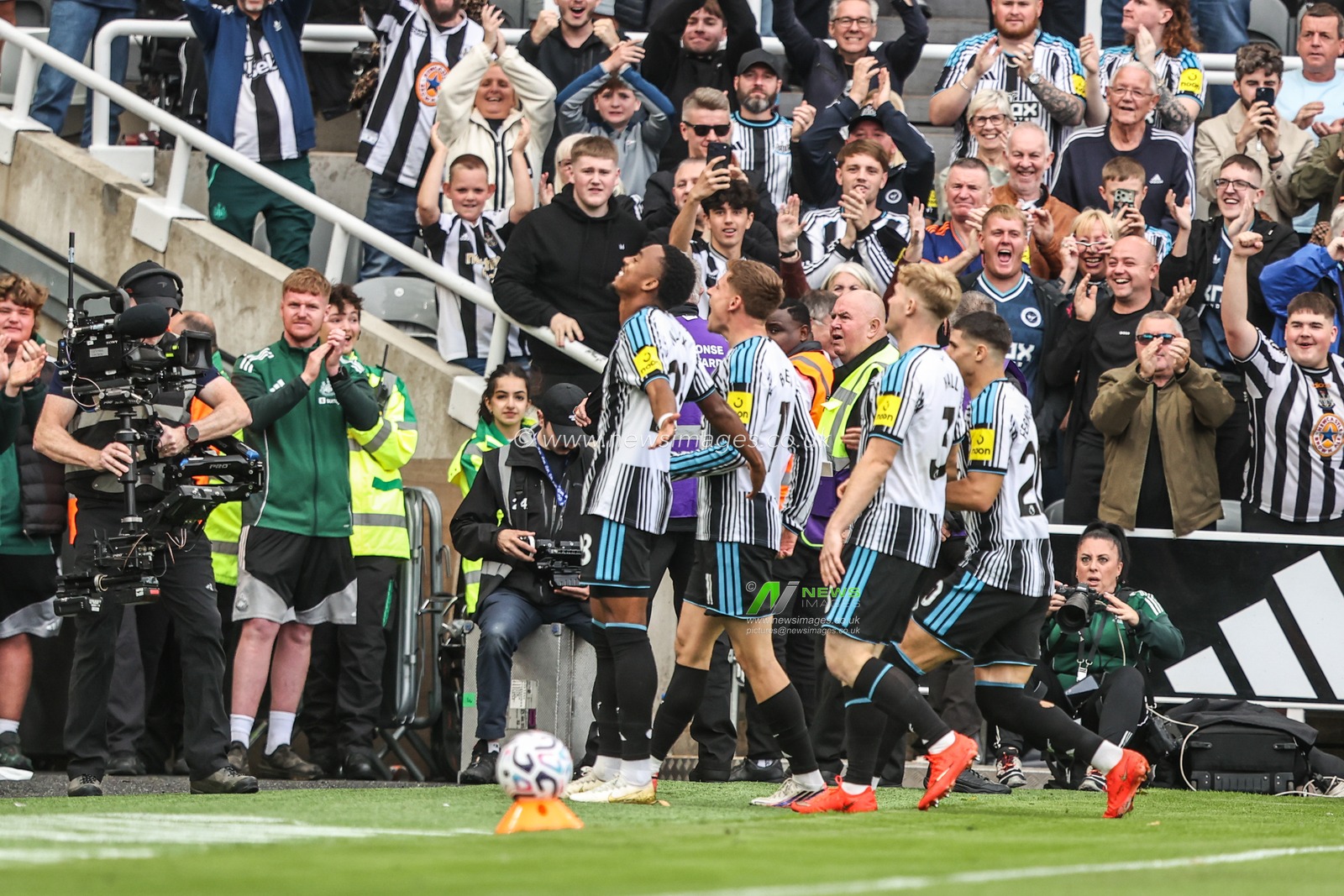 Joe Willock of Newcastle United celebrates his goal to make it 1-0 during the Premier League match Newcastle Untied vs Hull City at St. James's Park, Newcastle, United Kingdom on 19 September 2026

(Photo by Alfie Cosgrove/News Images)