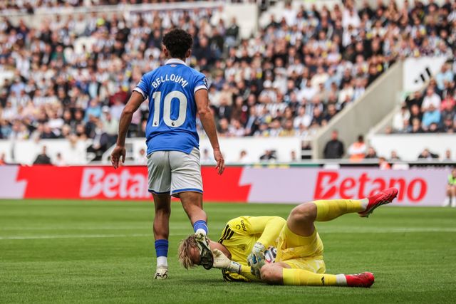 Newcastle United goalkeeper Lukas Hornicek takes the ball from the feet of Mohamed Belloumi of Hull City during the Premier League match Newcastle Untied vs Hull City at St. James's Park, Newcastle, United Kingdom on 19 September 2026

(Photo by Alfie Cosgrove/News Images)
