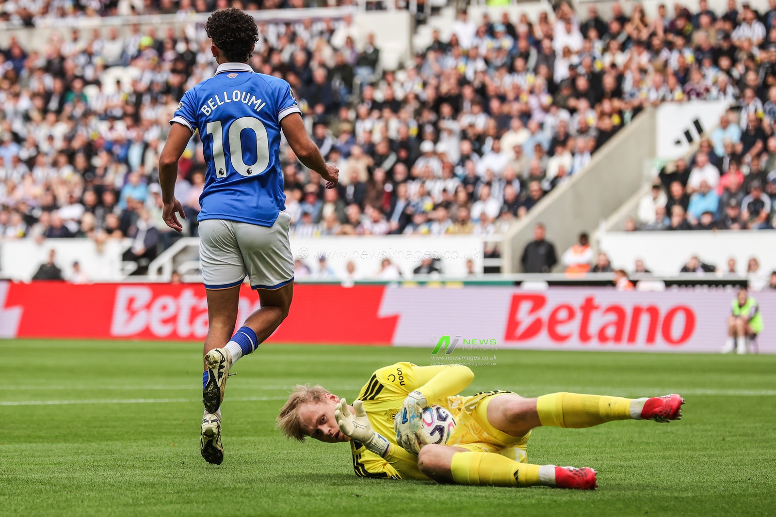 Newcastle United goalkeeper Lukas Hornicek takes the ball from the feet of Mohamed Belloumi of Hull City during the Premier League match Newcastle Untied vs Hull City at St. James's Park, Newcastle, United Kingdom on 19 September 2026

(Photo by Alfie Cosgrove/News Images)