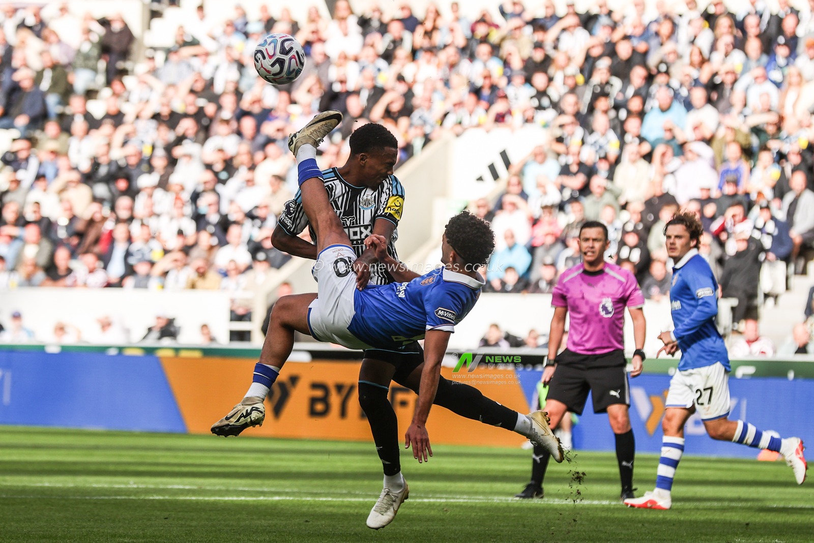 Joe Willock of Newcastle United is fouled by Mohamed Belloumi of Hull City during the Premier League match Newcastle Untied vs Hull City at St. James's Park, Newcastle, United Kingdom on 19 September 2026

(Photo by Alfie Cosgrove/News Images)