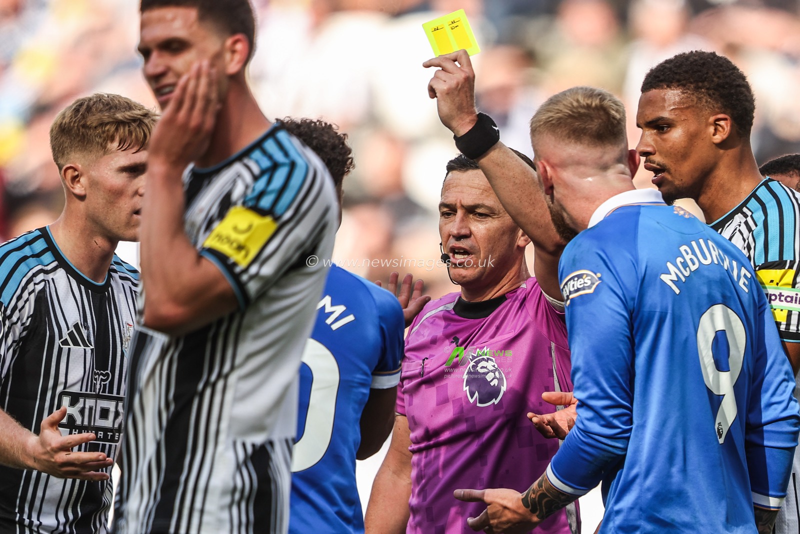 Referee Tony Harrington gives a yellow card to Mohamed Belloumi of Hull City during the Premier League match Newcastle Untied vs Hull City at St. James's Park, Newcastle, United Kingdom on 19 September 2026

(Photo by Alfie Cosgrove/News Images)
