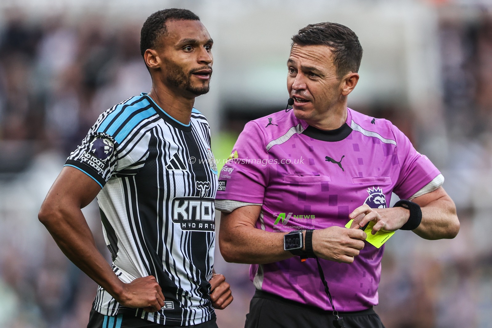 Referee Tony Harrington has a discussion with Jacob Murphy of Newcastle United after giving a yellow card to Ryan Giles of Hull City during the Premier League match Newcastle Untied vs Hull City at St. James's Park, Newcastle, United Kingdom on 19 September 2026

(Photo by Alfie Cosgrove/News Images)