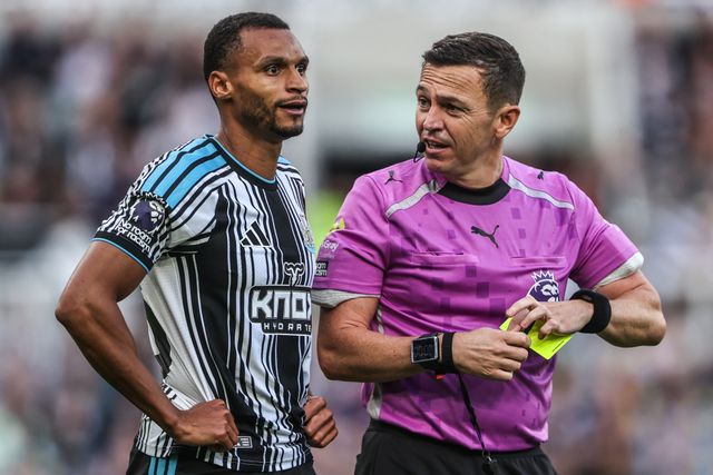 Referee Tony Harrington has a discussion with Jacob Murphy of Newcastle United after giving a yellow card to Ryan Giles of Hull City during the Premier League match Newcastle Untied vs Hull City at St. James's Park, Newcastle, United Kingdom on 19 September 2026

(Photo by Alfie Cosgrove/News Images)