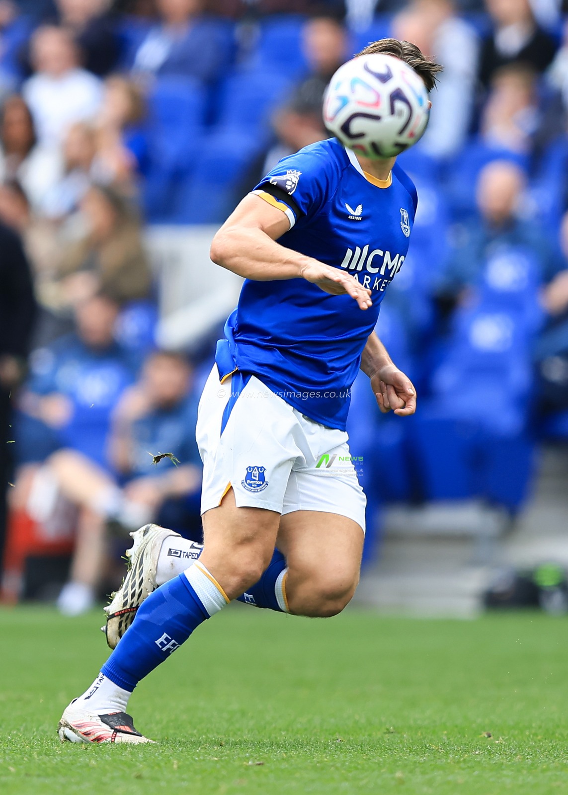 James Tarkowski of Everton controls the ball during the Premier League match Everton vs Ipswich Town at Hill Dickinson Stadium, Liverpool, United Kingdom on 19 September 2026

(Photo by Jorge Horsted/News Images)