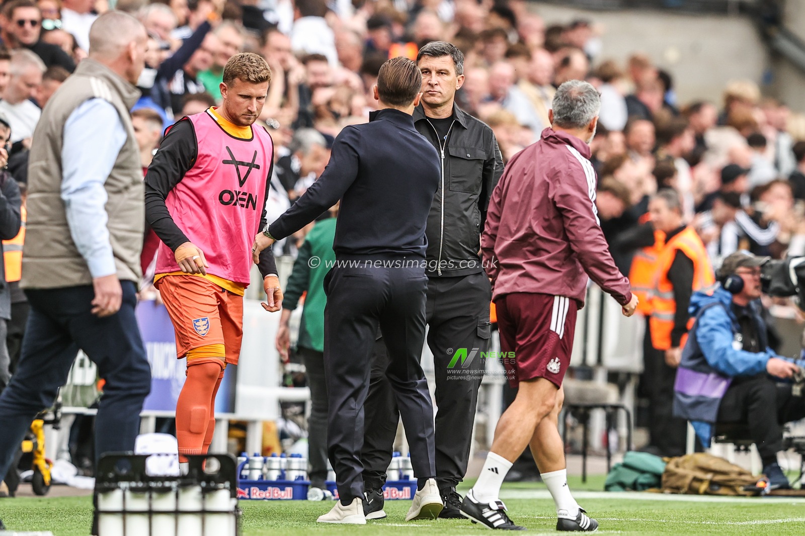 Matthias Jaissle manager of Newcastle United shakes hands with Sergej Jakirovi manager of Hull City after the game during the Premier League match Newcastle Untied vs Hull City at St. James's Park, Newcastle, United Kingdom on 19 September 2026

(Photo by Alfie Cosgrove/News Images)