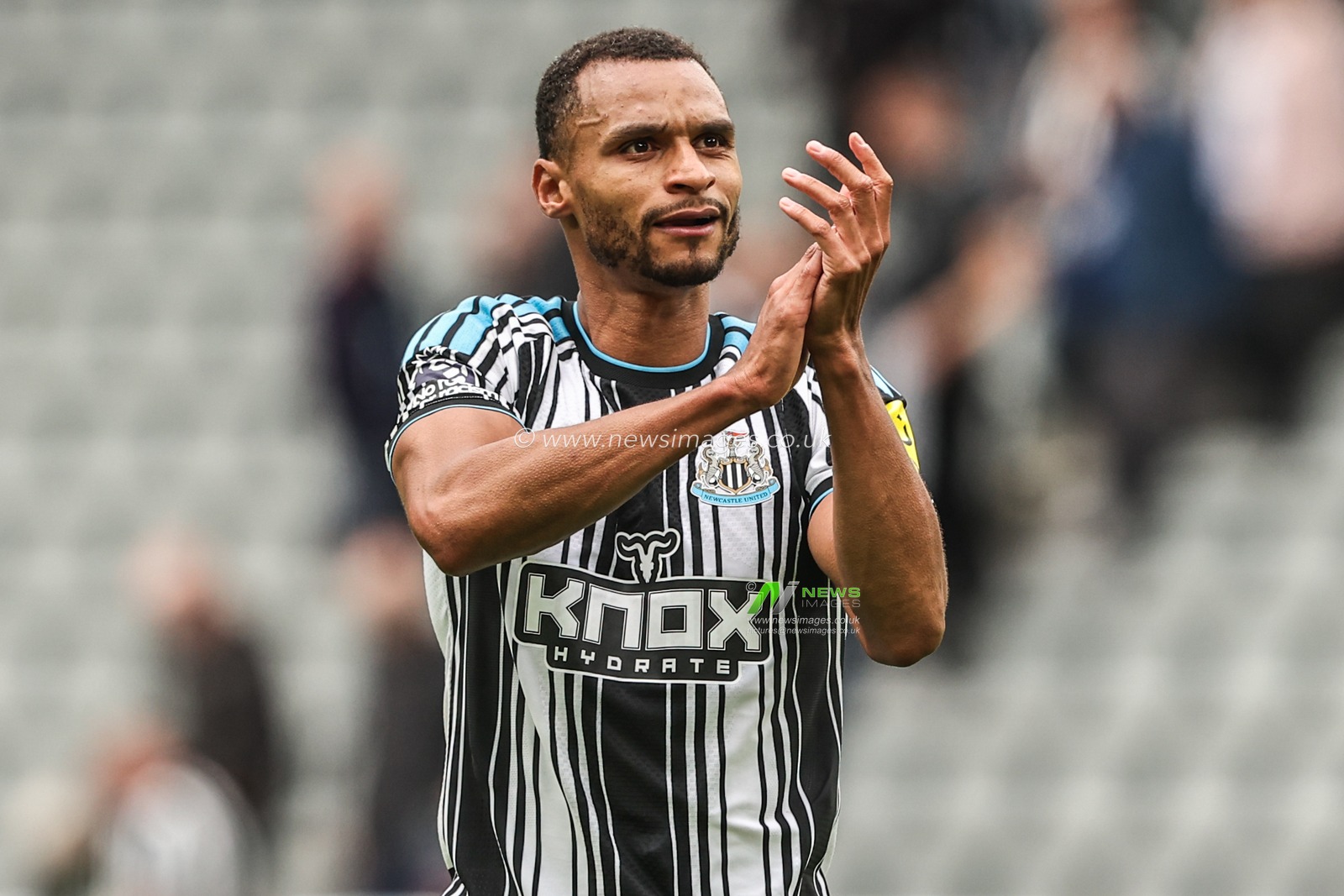 Jacob Murphy of Newcastle United applauds the fans after the game during the Premier League match Newcastle Untied vs Hull City at St. James's Park, Newcastle, United Kingdom on 19 September 2026

(Photo by Alfie Cosgrove/News Images)