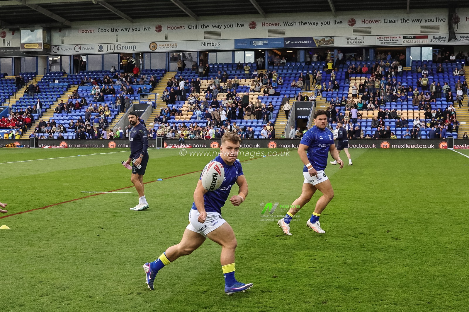 Leon Hayes of Warrington Wolves in the pre-game warm up during the Betfred Super League Play-off Eliminator round match Warrington Wolves vs Hull KR at The Halliwell Jones Stadium, Warrington, United Kingdom on 19 September 2026

(Photo by Mark Cosgrove/News Images)