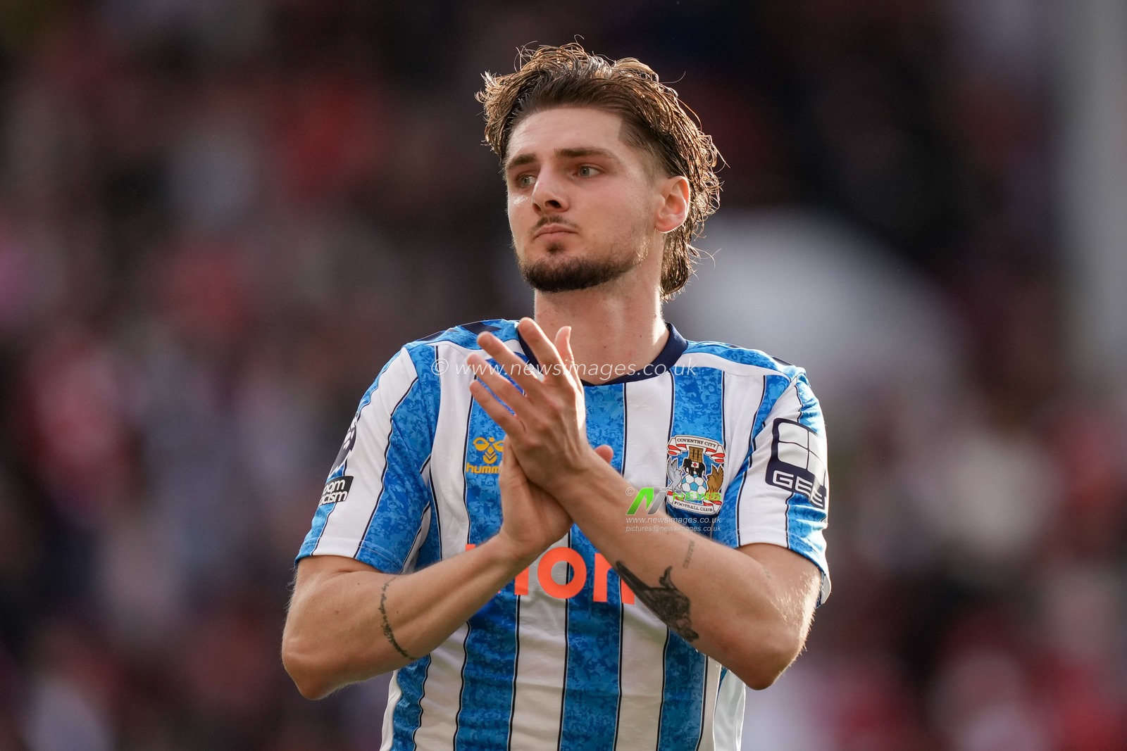 Jack Rudoni of Coventry City applauds the fans before kick off during the Premier League match Nottingham Forest vs Coventry City at City Ground, Nottingham, United Kingdom on 19 September 2026

(Photo by Maynard Manyowa/News Images)