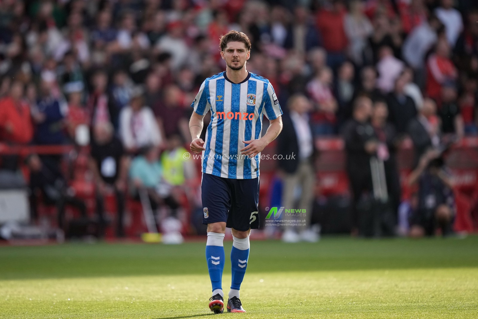 Jack Rudoni of Coventry City applauds the fans before kick off during the Premier League match Nottingham Forest vs Coventry City at City Ground, Nottingham, United Kingdom on 19 September 2026

(Photo by Maynard Manyowa/News Images)