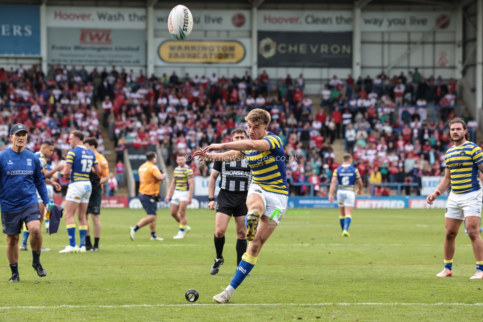 Ewan Irwin of Warrington Wolves scores a penalty during the Betfred Super League Play-off Eliminator round match Warrington Wolves vs Hull KR at The Halliwell Jones Stadium, Warrington, United Kingdom on 19 September 2026

(Photo by Mark Cosgrove/News Images)