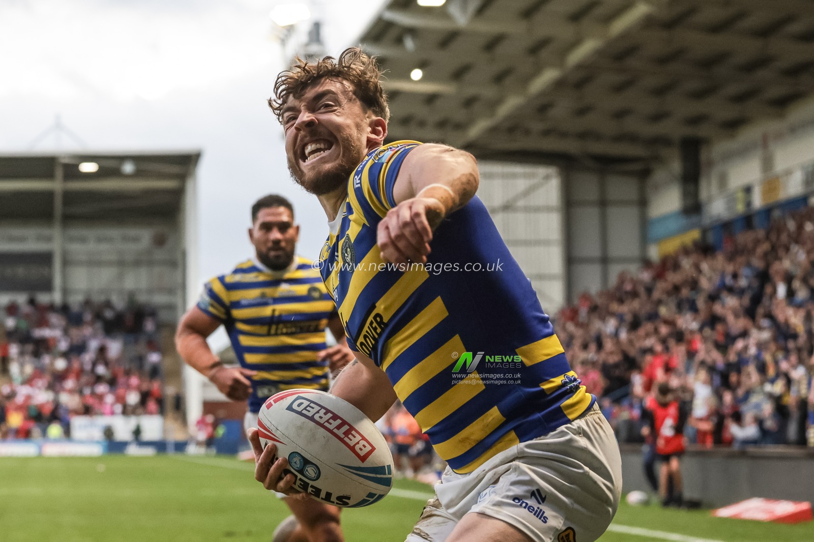 Matty Ashton of Warrington Wolves celebrates his try during the Betfred Super League Play-off Eliminator round match Warrington Wolves vs Hull KR at The Halliwell Jones Stadium, Warrington, United Kingdom on 19 September 2026

(Photo by Mark Cosgrove/News Images)