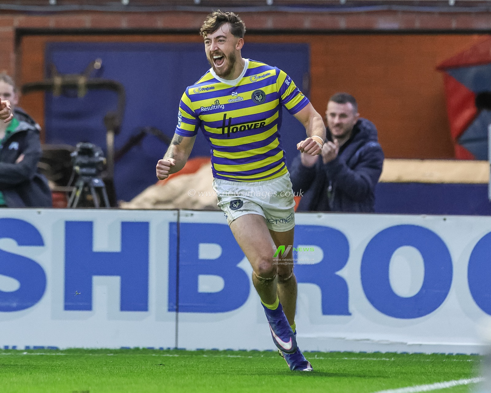 Matty Ashton of Warrington Wolves celebrates his try during the Betfred Super League Play-off Eliminator round match Warrington Wolves vs Hull KR at The Halliwell Jones Stadium, Warrington, United Kingdom on 19 September 2026

(Photo by Mark Cosgrove/News Images)