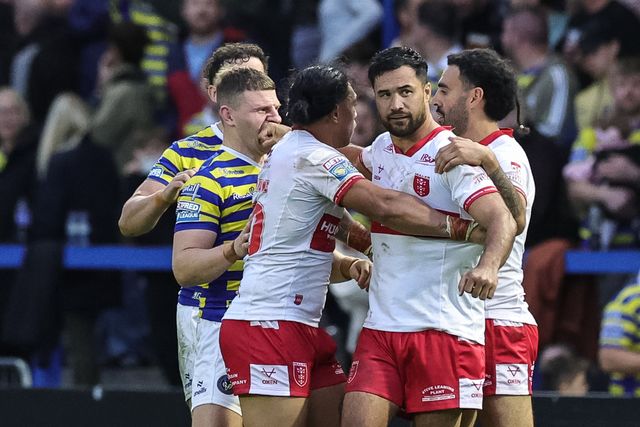 Peta Hiku of Hull KR hits George Williams of Warrington Wolves in the face and is given a red card and sent off during the Betfred Super League Play-off Eliminator round match Warrington Wolves vs Hull KR at The Halliwell Jones Stadium, Warrington, United Kingdom on 19 September 2026

(Photo by Mark Cosgrove/News Images)
