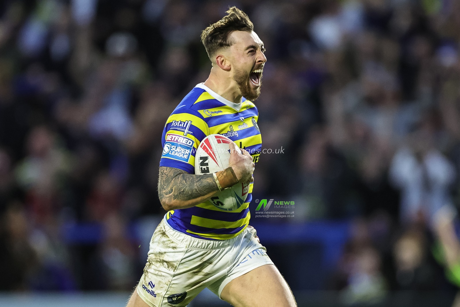 Matty Ashton of Warrington Wolves runs in a 50 yard solo hat-trick try during the Betfred Super League Play-off Eliminator round match Warrington Wolves vs Hull KR at The Halliwell Jones Stadium, Warrington, United Kingdom on 19 September 2026

(Photo by Mark Cosgrove/News Images)