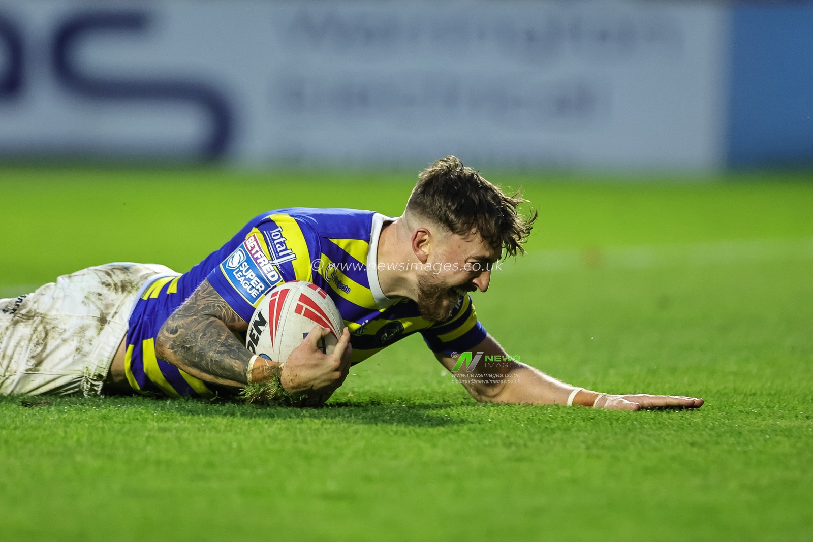Matty Ashton of Warrington Wolves runs in a 50 yard solo hat-trick try during the Betfred Super League Play-off Eliminator round match Warrington Wolves vs Hull KR at The Halliwell Jones Stadium, Warrington, United Kingdom on 19 September 2026

(Photo by Mark Cosgrove/News Images)