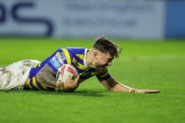 Matty Ashton of Warrington Wolves runs in a 50 yard solo hat-trick try during the Betfred Super League Play-off Eliminator round match Warrington Wolves vs Hull KR at The Halliwell Jones Stadium, Warrington, United Kingdom on 19 September 2026

(Photo by Mark Cosgrove/News Images)