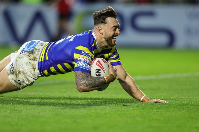 Matty Ashton of Warrington Wolves runs in a 50 yard solo hat-trick try during the Betfred Super League Play-off Eliminator round match Warrington Wolves vs Hull KR at The Halliwell Jones Stadium, Warrington, United Kingdom on 19 September 2026

(Photo by Mark Cosgrove/News Images)