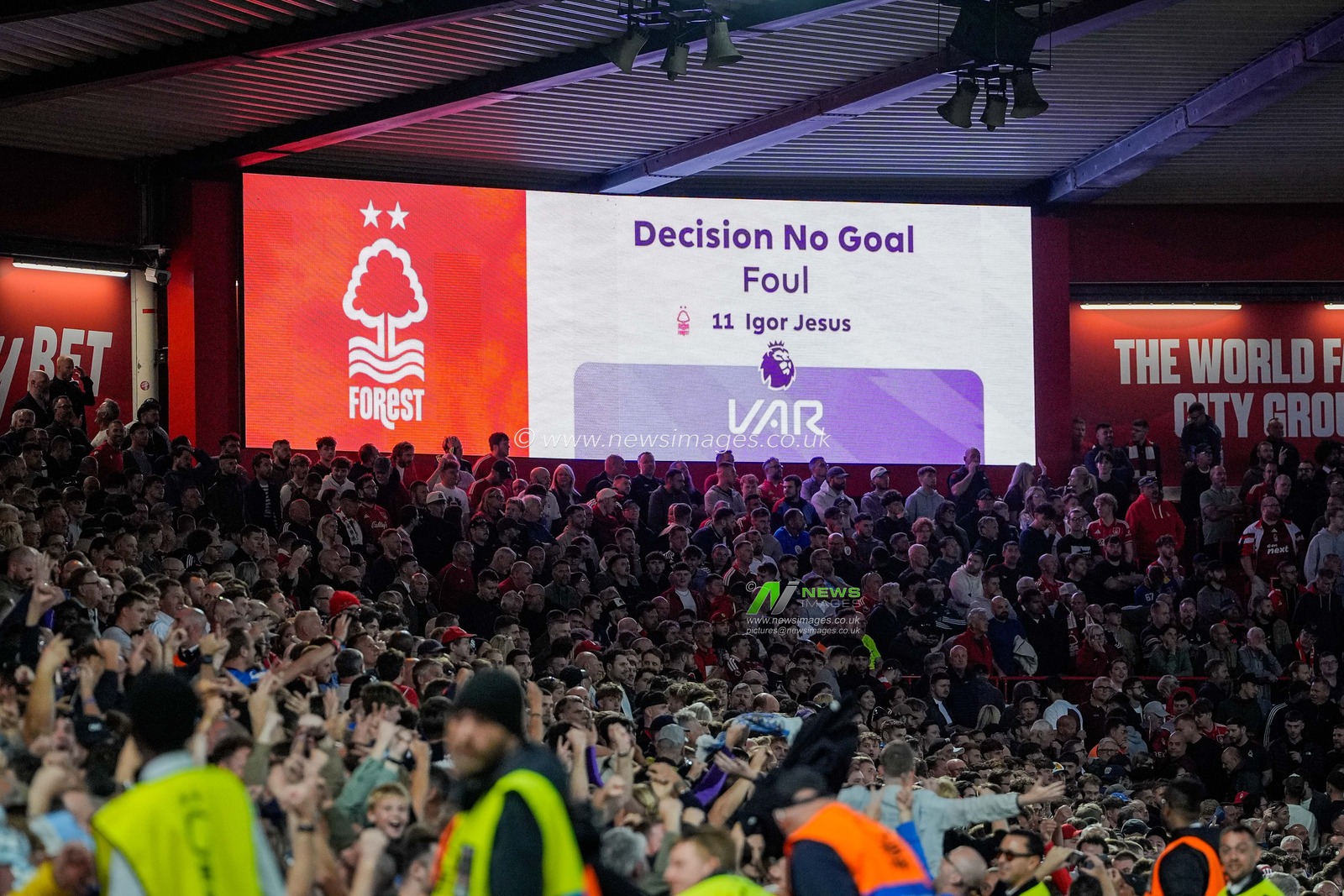 Referee Jarred Gillett disallows Igor Jesus of Nottingham Forest goal after referral from Video assistant referee Paul Howard during the Premier League match Nottingham Forest vs Coventry City at City Ground, Nottingham, United Kingdom on 19 September 2026

(Photo by Maynard Manyowa/News Images)