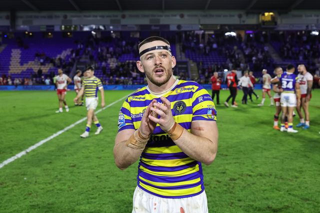 Danny Walker of Warrington Wolves applauds the fans during the Betfred Super League Play-off Eliminator round match Warrington Wolves vs Hull KR at The Halliwell Jones Stadium, Warrington, United Kingdom on 19 September 2026

(Photo by Mark Cosgrove/News Images)