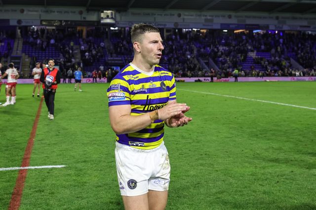 George Williams of Warrington Wolves applauds the fans during the Betfred Super League Play-off Eliminator round match Warrington Wolves vs Hull KR at The Halliwell Jones Stadium, Warrington, United Kingdom on 19 September 2026

(Photo by Mark Cosgrove/News Images)