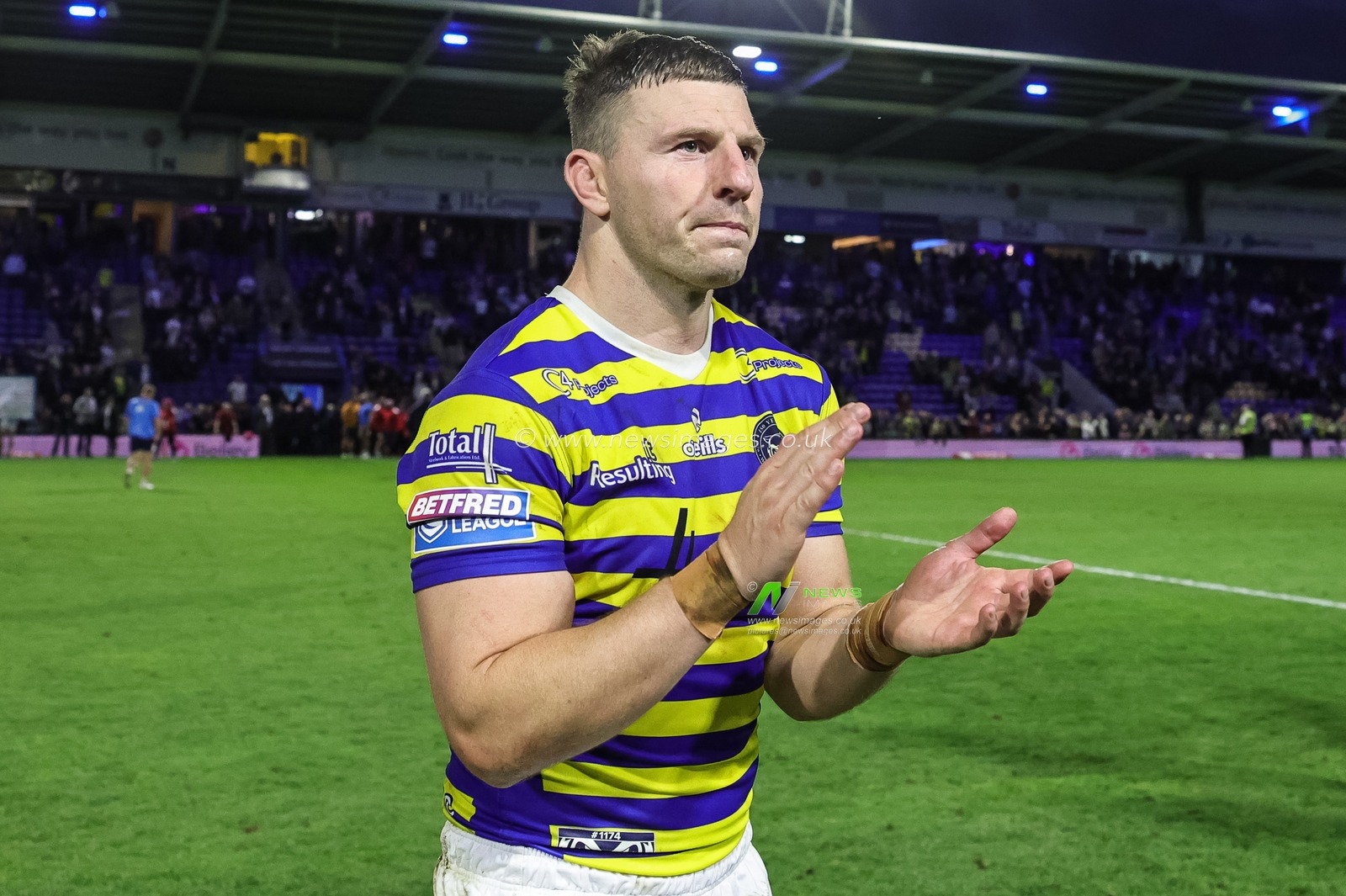 George Williams of Warrington Wolves applauds the fans during the Betfred Super League Play-off Eliminator round match Warrington Wolves vs Hull KR at The Halliwell Jones Stadium, Warrington, United Kingdom on 19 September 2026

(Photo by Mark Cosgrove/News Images)