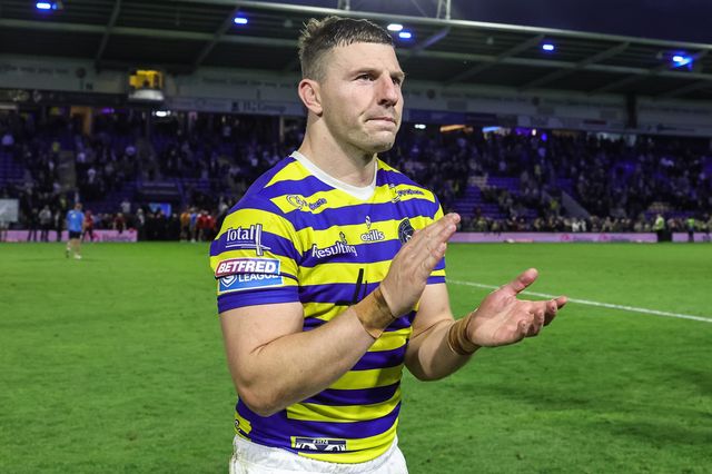 George Williams of Warrington Wolves applauds the fans during the Betfred Super League Play-off Eliminator round match Warrington Wolves vs Hull KR at The Halliwell Jones Stadium, Warrington, United Kingdom on 19 September 2026

(Photo by Mark Cosgrove/News Images)